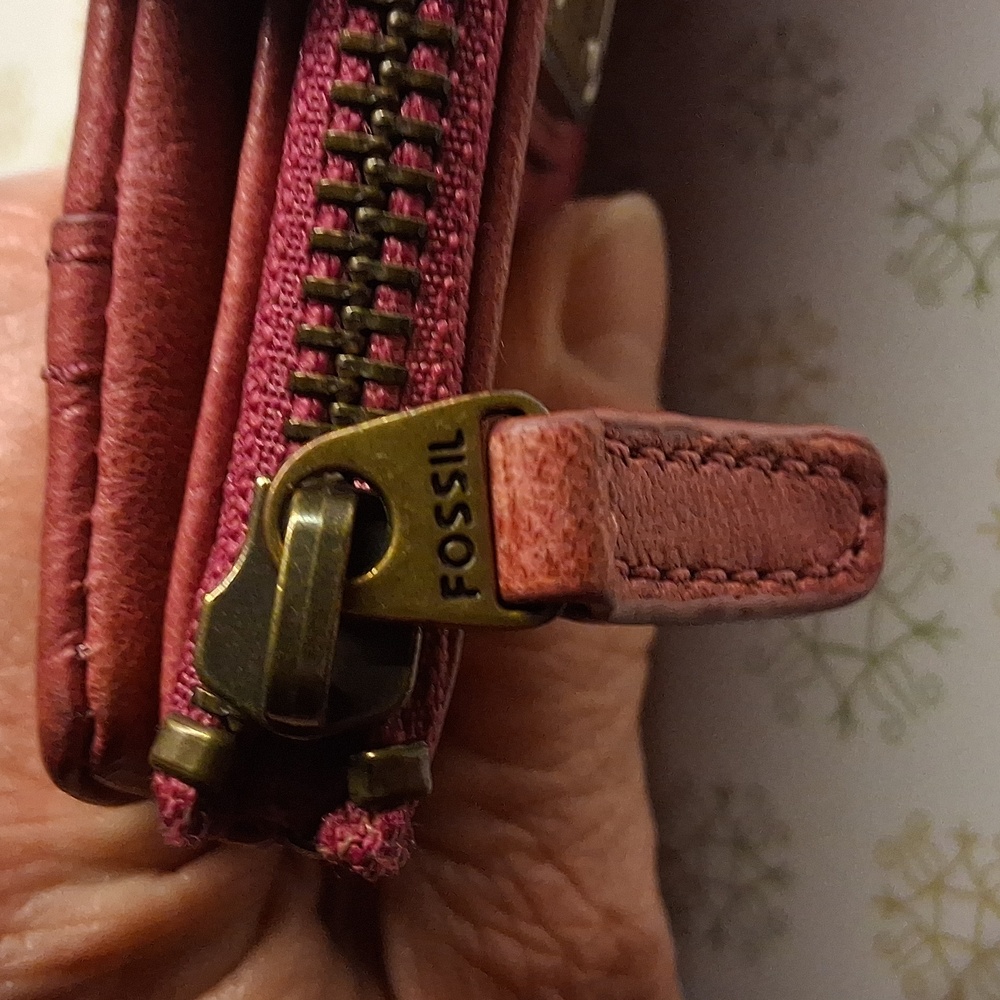 Fossil Fuchsia Leather Wallet - Picture 11 of 11